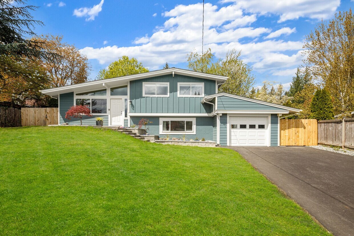 Primary Photo - Beautiful 4 bed, 2 bath trilevel in Lake H...
