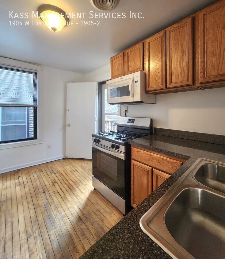 Primary Photo - Large 3 Bedroom 1.5 bath with separate LR/...