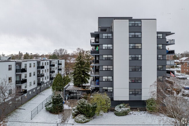 Building Photo - 124 Park Road North