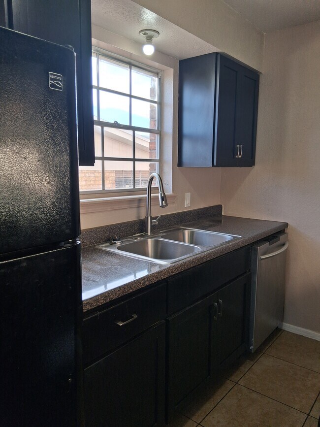 Foto del edificio - 6917 Alto Rey Ave Apt B
