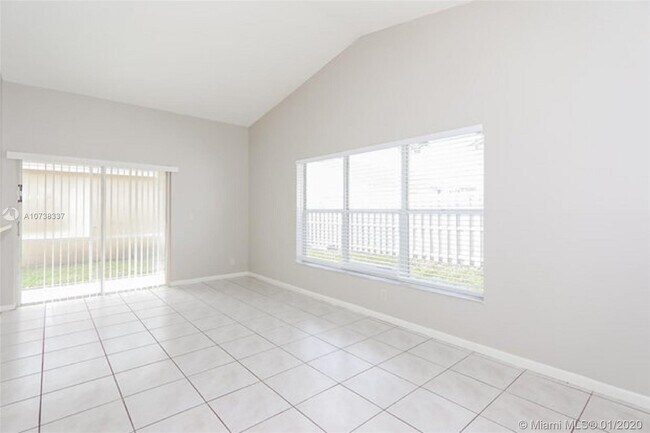 Building Photo - 201 E Riverbend Dr