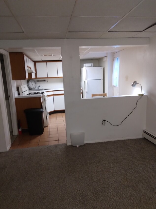 Cocina comedor. Incluye mesa de comedor y 4 sillas. - 151 Noel Dr