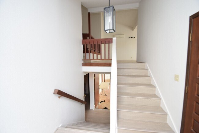 Building Photo - Newtown Estates - SFH Partly Furnished 4 B...