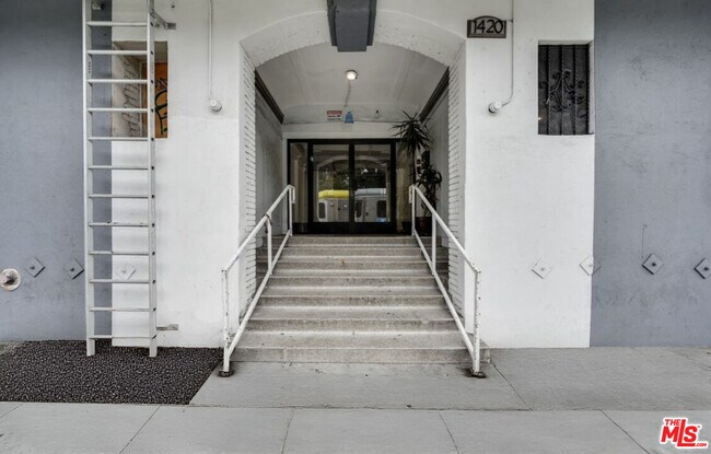 Foto del edificio - 1420 Flower St