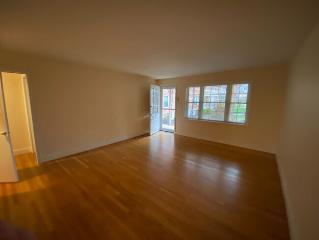 Foto del edificio - Two-Bedroom Apartment Directly Across from Forest Hill Park. Great Location!