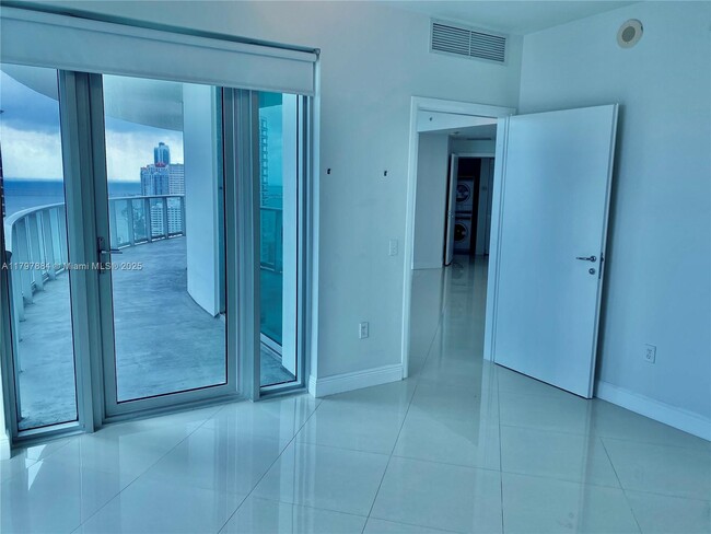 Building Photo - 300 S Biscayne Blvd