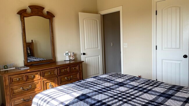 Foto del edificio - 15512 Maple Ridge Ln