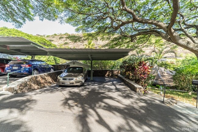 Building Photo - 1555 Kalaniiki St