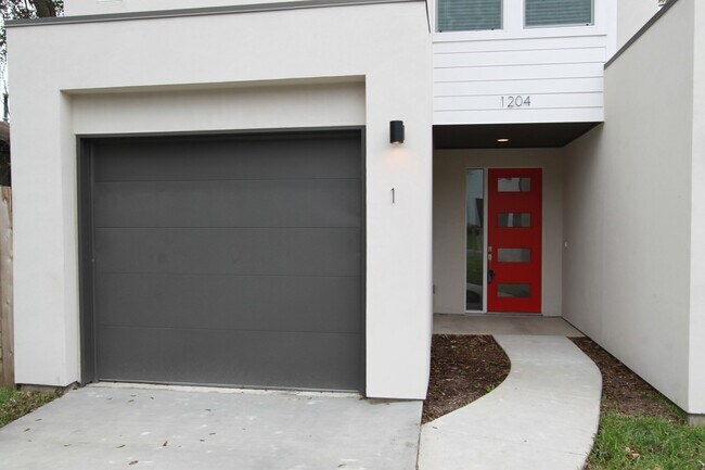 Foto del edificio - Contemporary East Austin Home with Private Yard & Garage
