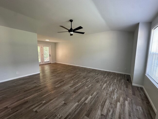 Building Photo - 3 Bed/2 Bath House!