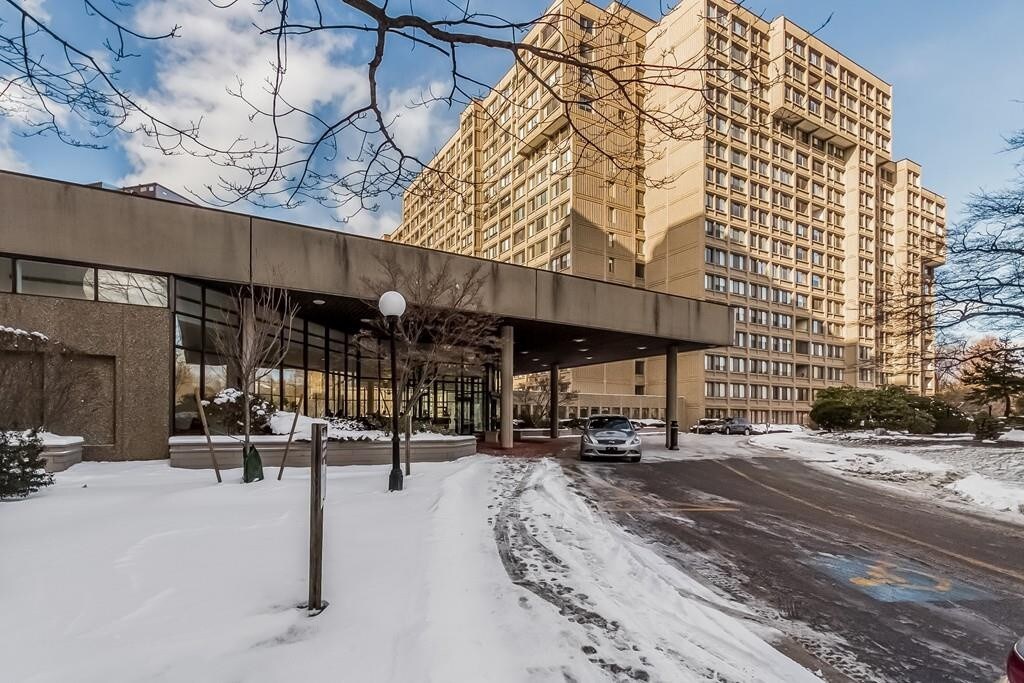 Foto principal - 250 Hammond Pond Pkwy