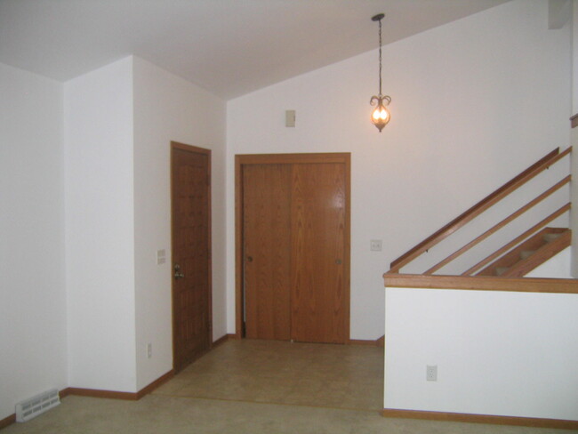 Building Photo - 3054 Maple Grove Dr