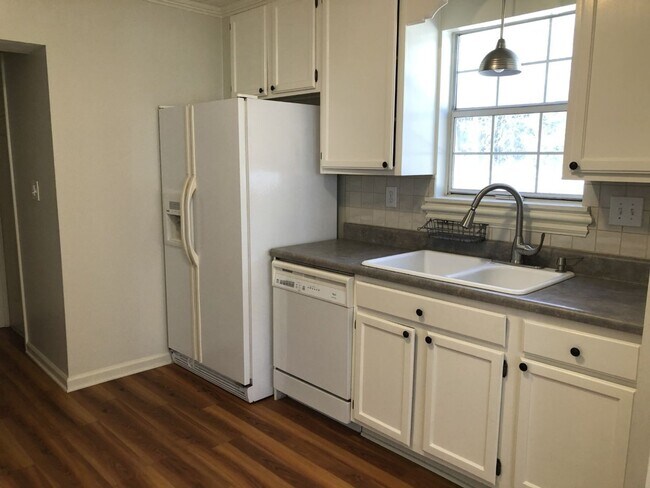 Foto del edificio - 110 Braelinn Ct: Recently renovated (2022)...