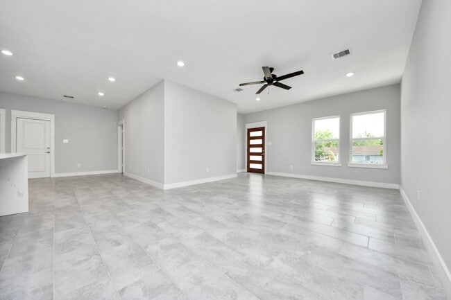Building Photo - 1307 Laskey St