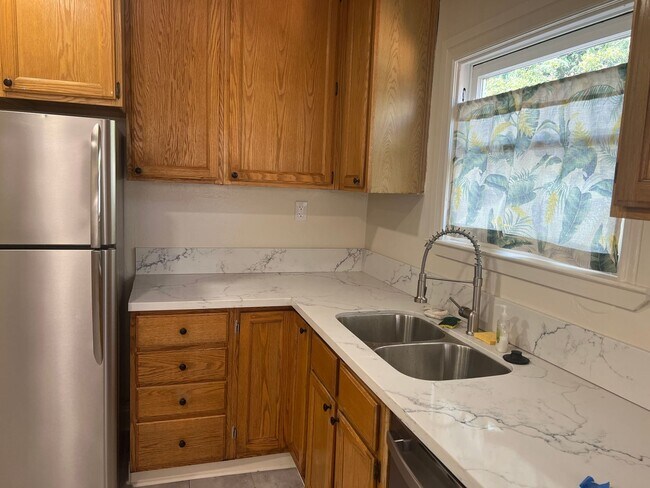 Foto del edificio - $1,900 Clinton & Maroa Ave Main House, 3 B...
