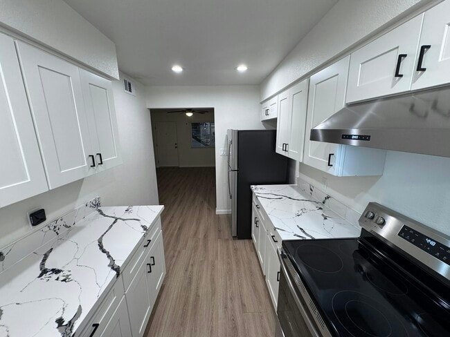 Building Photo - 2118 N Glenn Ave