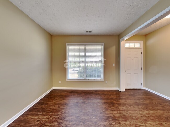 Foto del edificio - 7071 Hillcrest Chase Ln