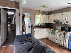 Building Photo - 113 Castlerock Dr