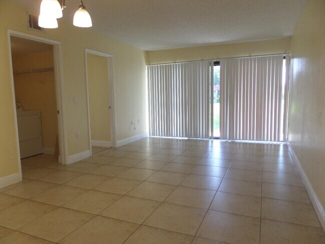 Foto del edificio - 1524 Lake Crystal Dr