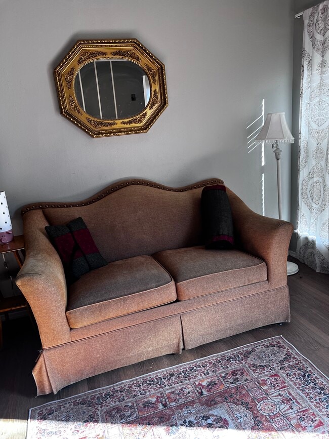 Hideabed - 1108 W Plato Rd