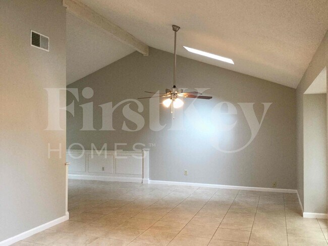 Foto del edificio - 7654 Balmy Ct