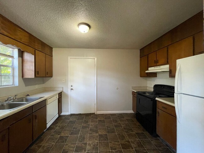 Building Photo - Home For Rent