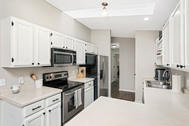 Foto del edificio - 3 bd, 2 bathroom, 2 car garage two level end unit town home