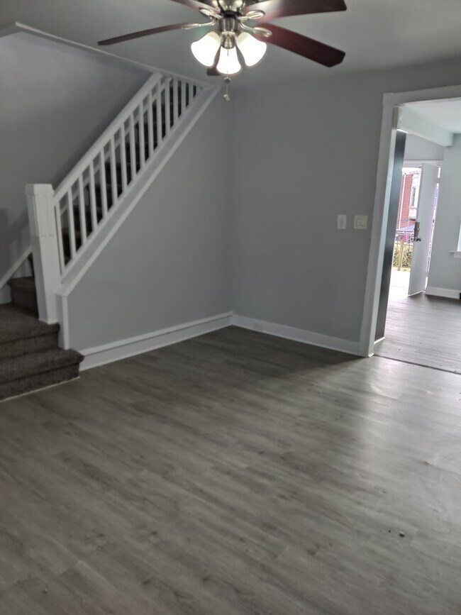 Building Photo - 532 E Mayland St