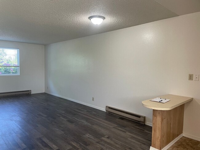 Building Photo - Nice Townhome-2 bed 1.5 Bath--Situated in the Friendly town of Grants Pass