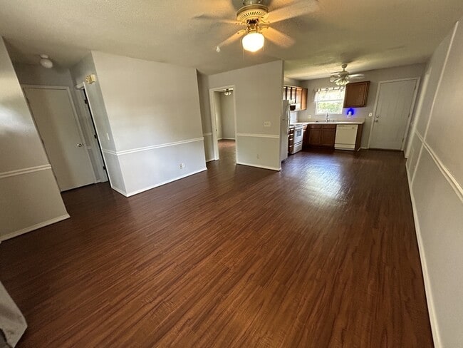 Foto del edificio - 481 Village Ln