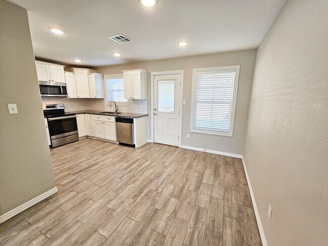 Building Photo - 3 Bed/2.5 Bath Spacious Townhome with Fenc...