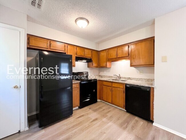 Building Photo - 5565 Chapel Hill Dr