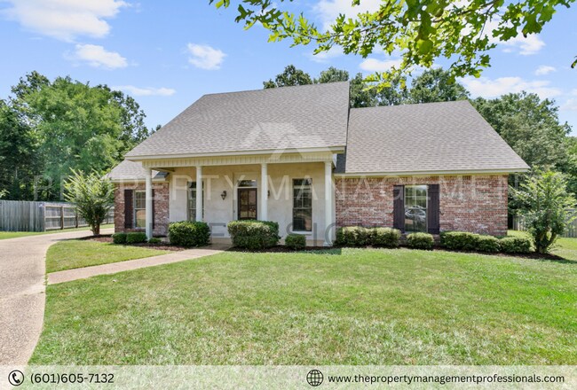 Building Photo - Perfectly updated, convenient location!