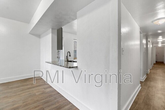 Building Photo - 731 W 38th St