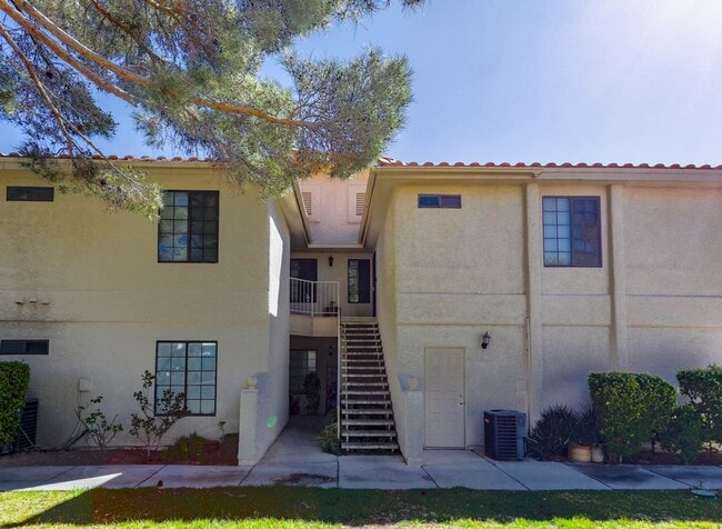 Building Photo - 2 Bedroom Condo In Gated Lakes Community