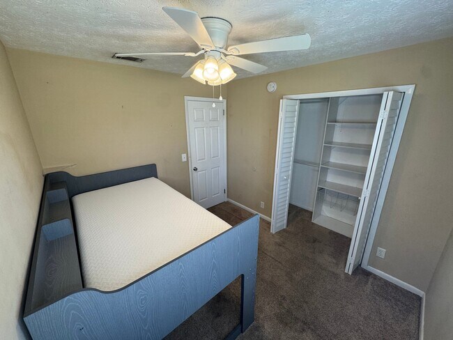 Foto del edificio - 8229 Frost St N