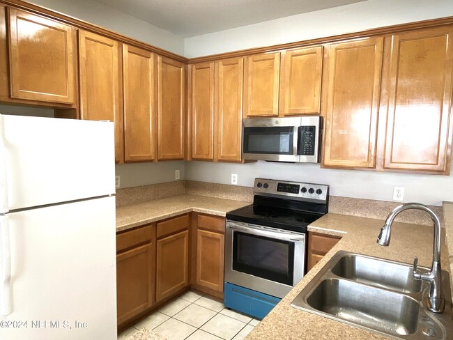 Building Photo - 5885 PARKSTONE CROSSING Dr