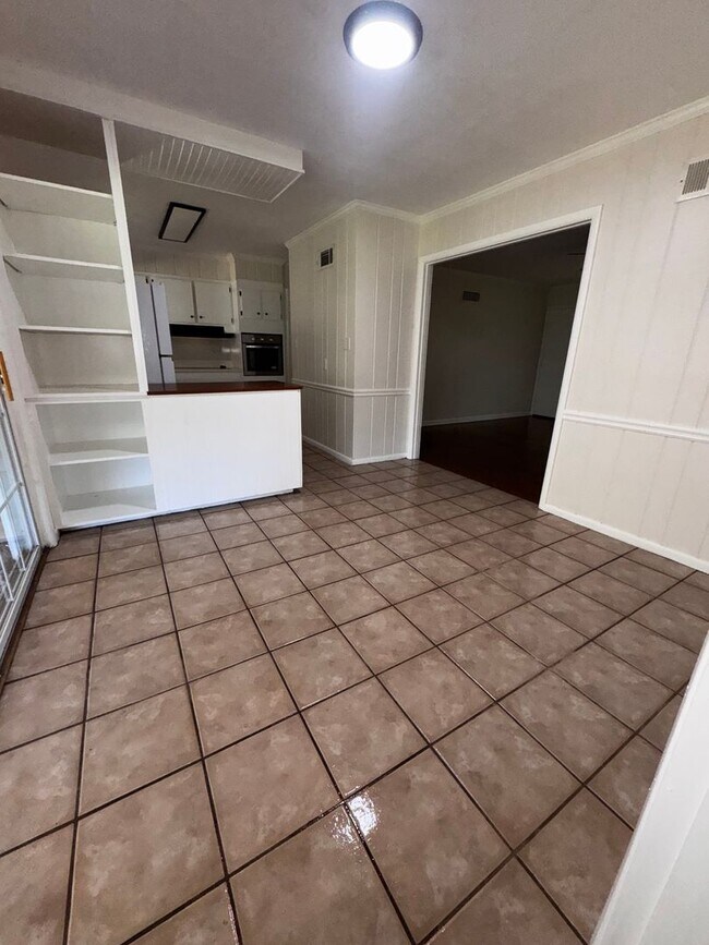 Foto del edificio - Charming 3 bedroom, 2 bathroom home featuring a fenced-in backyard and enclosed back porch. Fresh...