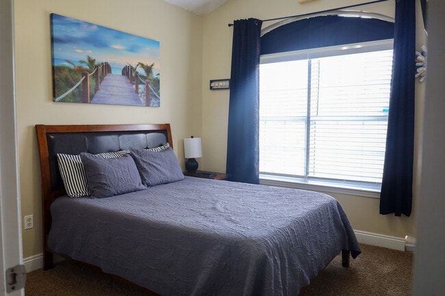 Dormitorio Queen #2 - 2613 Altha Ave