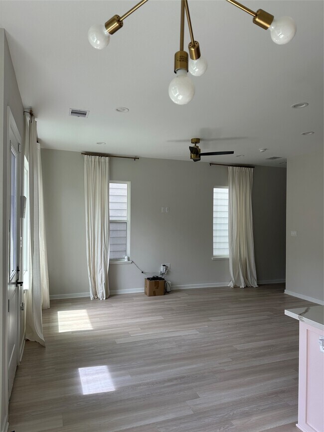 Foto del edificio - 2032 W Tidwell Rd