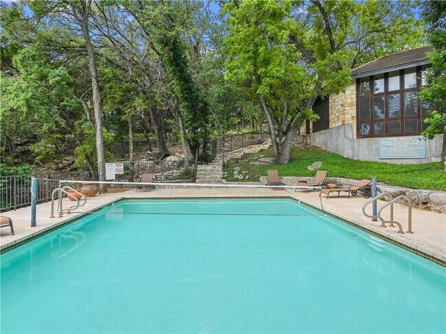 Foto del edificio - 4711 Spicewood Springs Rd