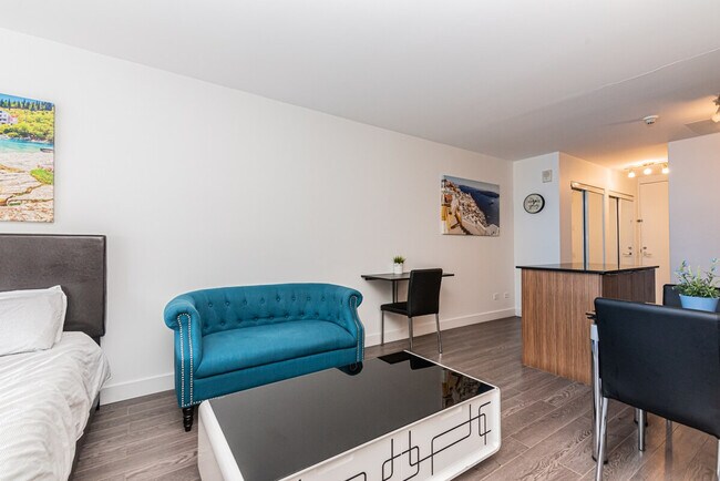 Building Photo - 3527 Rue de la Montagne