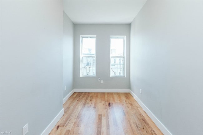 Building Photo - 3 br, 1 bath  - 18 Putnam Ave # 20
