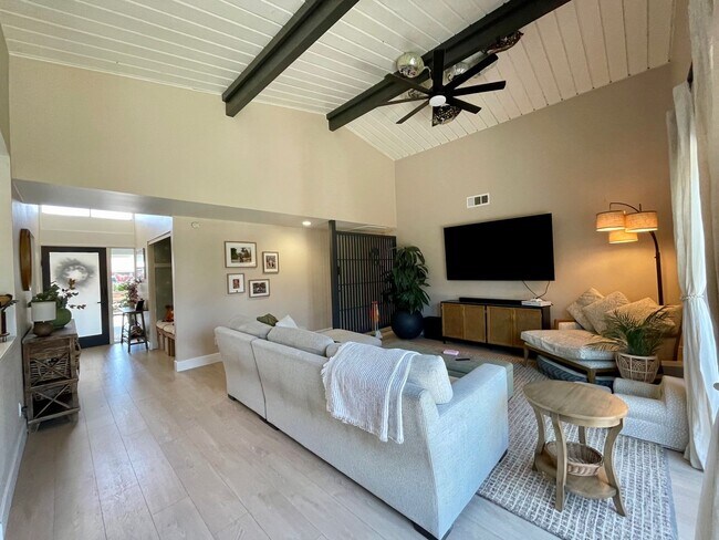 Building Photo - Gorgeous Mid century Modern home in San Ca...