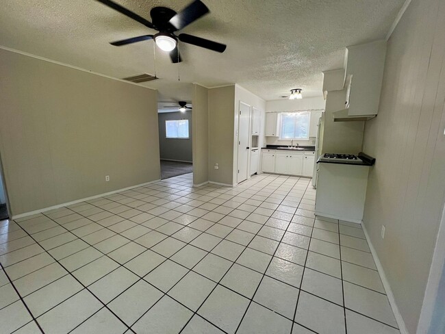 Building Photo - 708 8th St