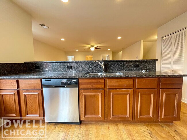 Building Photo - 720 W Buckingham Pl