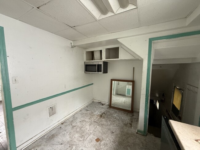 Building Photo - 4112 Caroline Ave