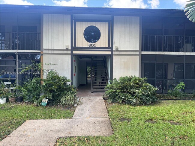 Foto del edificio - 801 NE 199th St