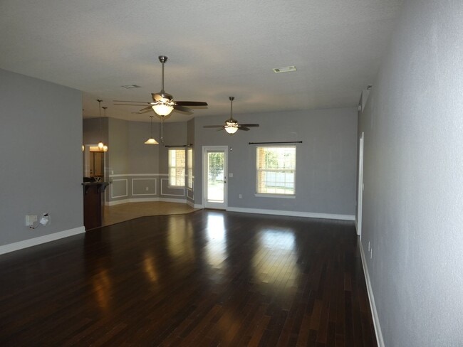 Building Photo - 4bed/3 bath/2 car garage/ 2400 sq ft in Wh...