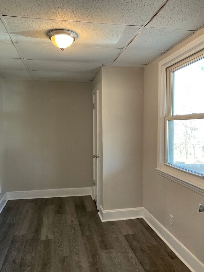 Foto del edificio - 4 Bedroom  Home in Gastonia - Hardwood Floors, Spacious Rooms!!!